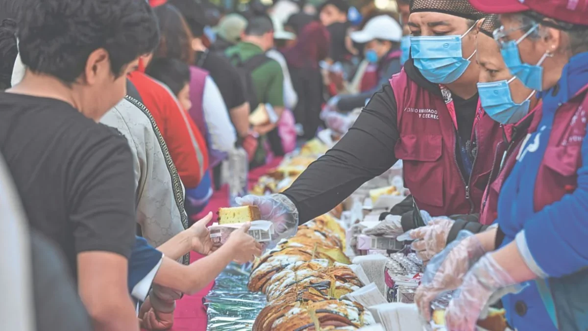 Rosca monumental reúne a 28 mil chilangos en Reforma