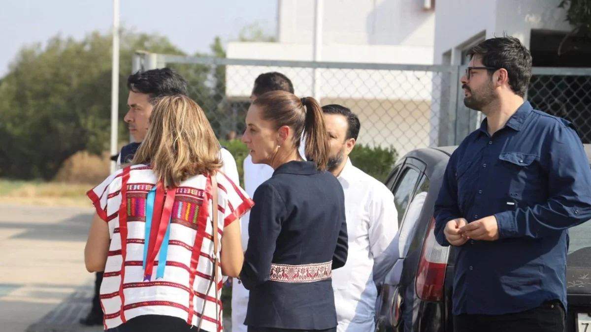 Sheinbaum supervisa nueva preparatoria en Tizayuca, joven sube a templete y la interrumpe