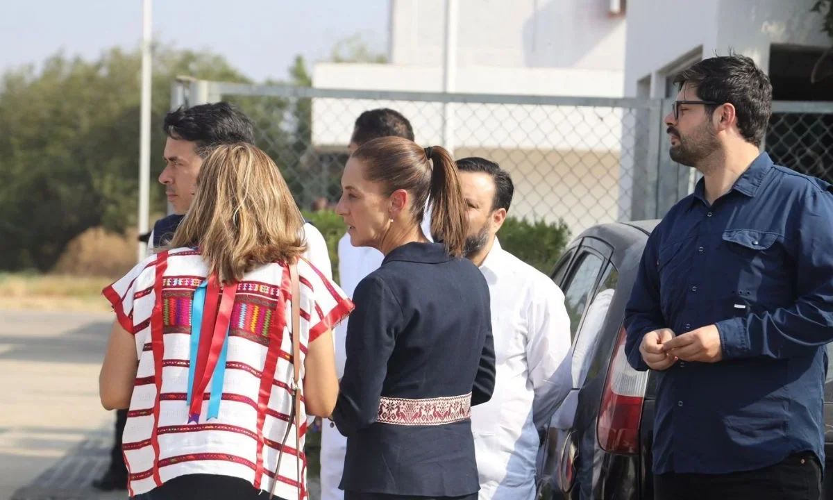 Sheinbaum supervisa nueva preparatoria en Tizayuca, joven sube a templete y la interrumpe