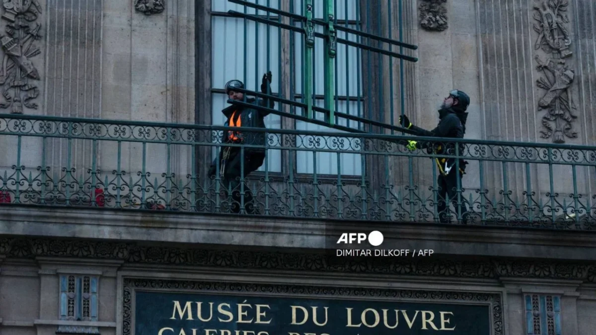 TV francesa muestra los videos de cómo fue el robo en el Louvre