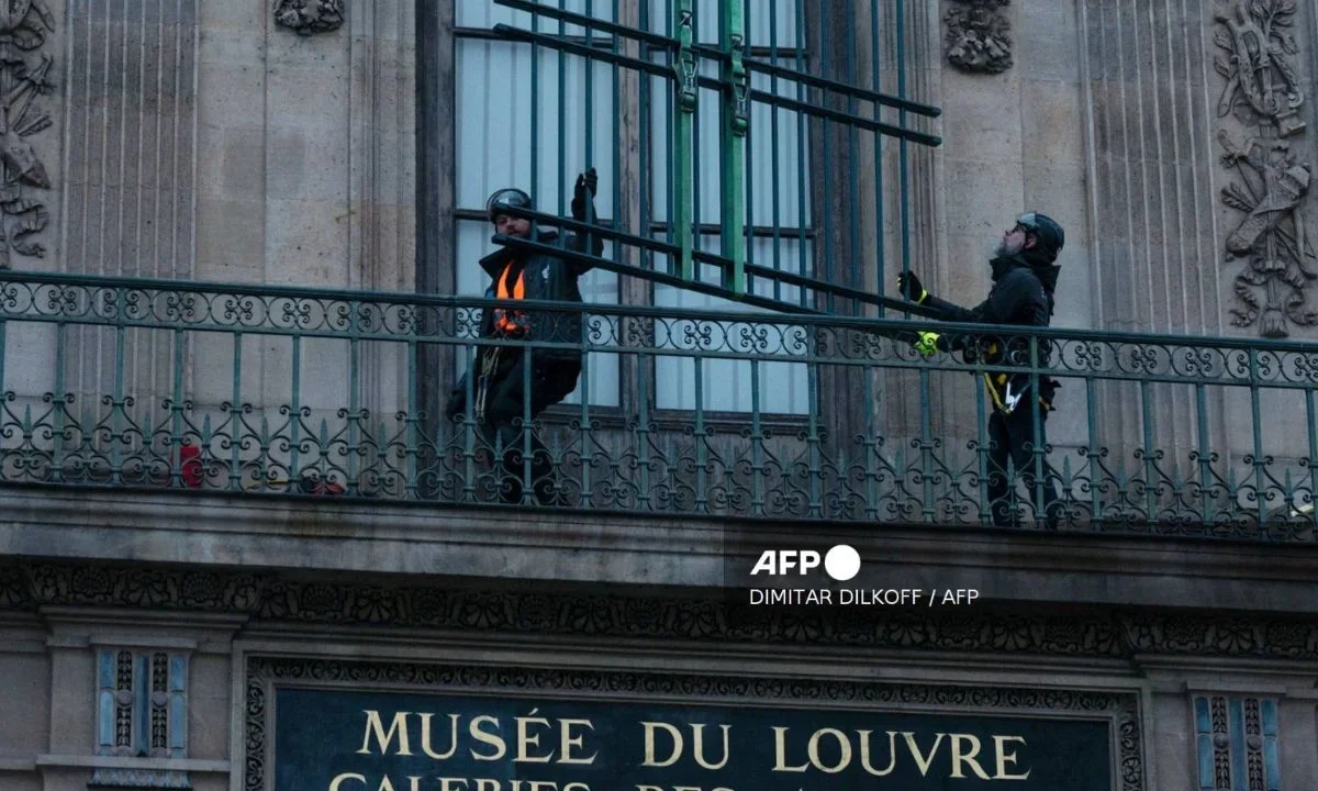 TV francesa muestra los videos de cómo fue el robo en el Louvre