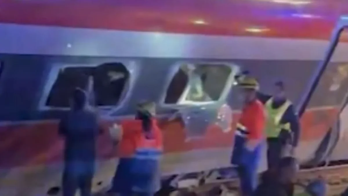Tren se descarrila al sur de España y reportan varias víctimas