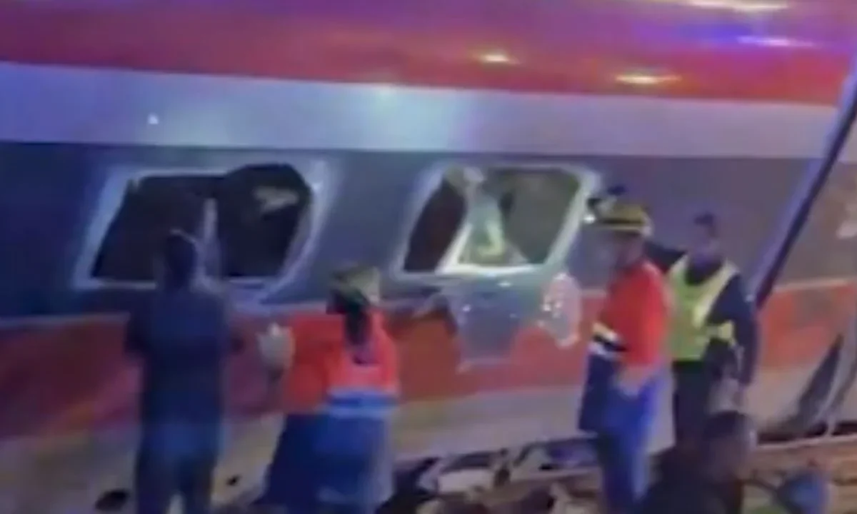 Tren se descarrila al sur de España y reportan varias víctimas