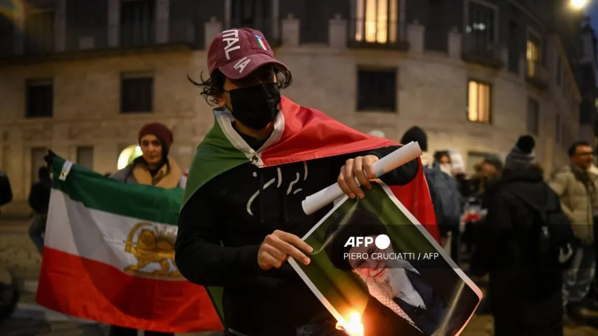 Trump insta a manifestantes en Irán a derrocar al gobierno y dice que 'la ayuda está en camino'