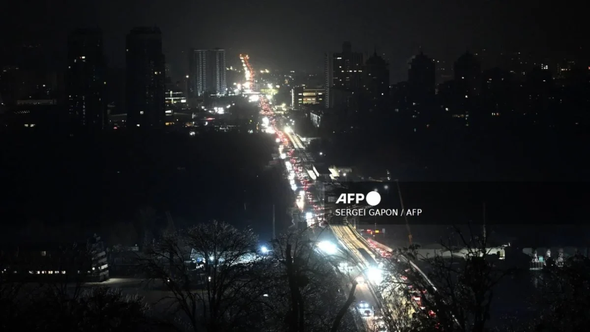 Rusia lanzó un ataque con cientos de drones y misiles que dejó sin calefacción a más de 5 mil 600 edificios residenciales en la capital Kiev.