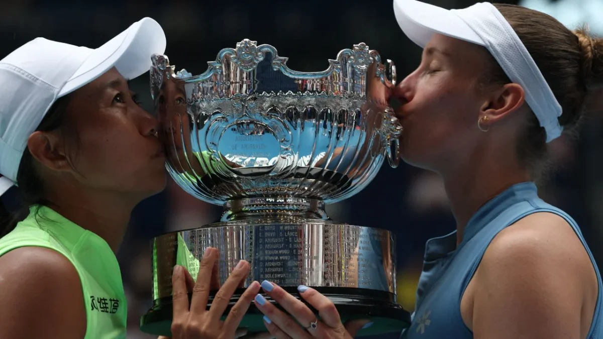 Elise Mertens y Zhang Shuai lograron su primer título juntas de un torneo de dobles femenino de Grand Slam, al ganar el Abierto de Australia.