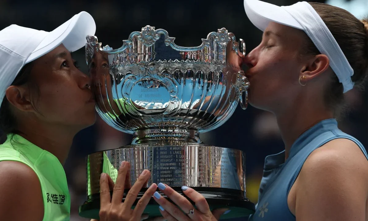 Elise Mertens y Zhang Shuai lograron su primer título juntas de un torneo de dobles femenino de Grand Slam, al ganar el Abierto de Australia.