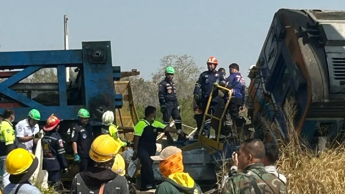 Una grúa en una línea ferroviaria de alta velocidad en Tailandia se derrumbó sobre un tren dejando 22 muertos y 30 heridos.