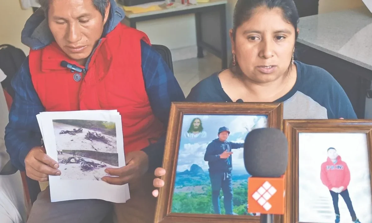 POSTURA. Familiares de las víctimas acusan a policías municipales de Teopisca por la muerte de tres menores durante una persecución.