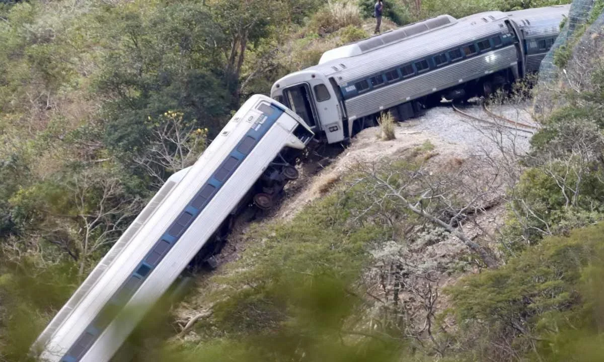 Familiares y afectados por el accidente del Tren Interoceánico alistan una denuncia penal ante la Fiscalía General de la República (FGR).