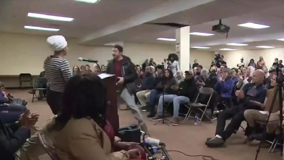 La congresista Ilhan Omar, demócrata por Minnesota, resultó agredida durante un encuentro comunitario en Minneapolis.
