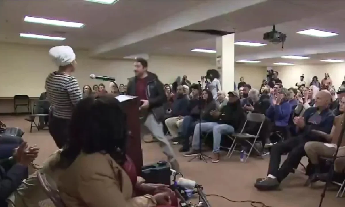 La congresista Ilhan Omar, demócrata por Minnesota, resultó agredida durante un encuentro comunitario en Minneapolis.