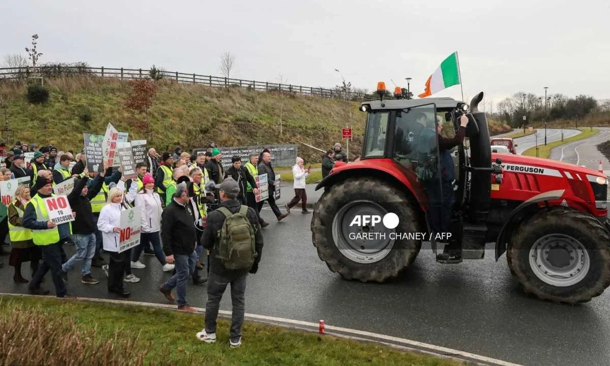 Miles de agricultores protestan en Irlanda contra el acuerdo UE-Mercosur; temen que el pacto les perjudique.