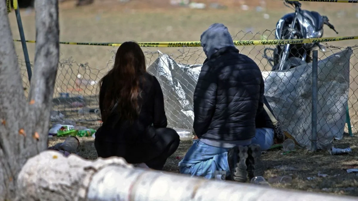 AFP | Agentes de la Guardia Nacional resguardan el campo de Loma de Flores, tras la masacre en Salamanca.
