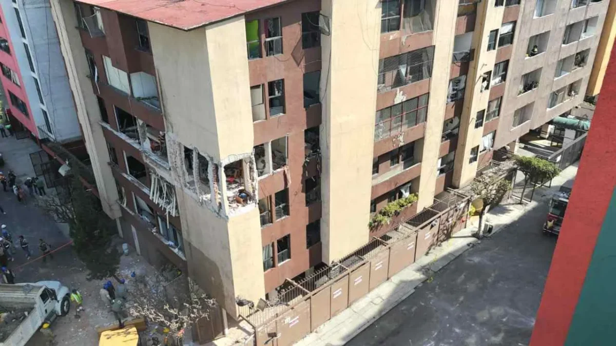 La alcaldía Coyoacán entrega ayudas a damnificados por la explosión en la colonia Paseos de Taxqueña.