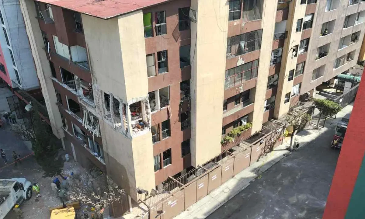 La alcaldía Coyoacán entrega ayudas a damnificados por la explosión en la colonia Paseos de Taxqueña.