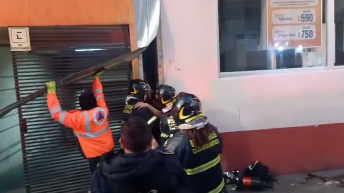 Protección Civil de la alcaldía Cuauhtémoc rescató a una persona en situación vulnerable, atrapada en la colonia Buenavista.