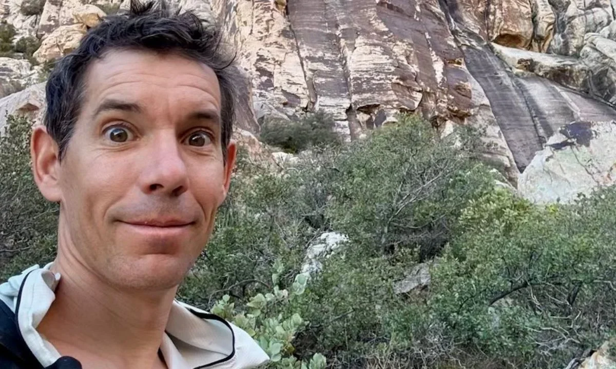 Alex Honnold desafía la gravedad al escalar en solo integral el icónico Taipei 101, en una transmisión histórica para Netflix.