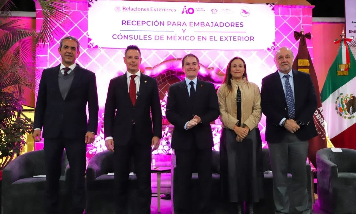 El alcalde de Álvaro Obregón, Javier López Casarín, encabezó el Encuentro de Cónsules y Embajadores de México en el Exterior, realizado en la Casa de Cultura Jaime Sabines.