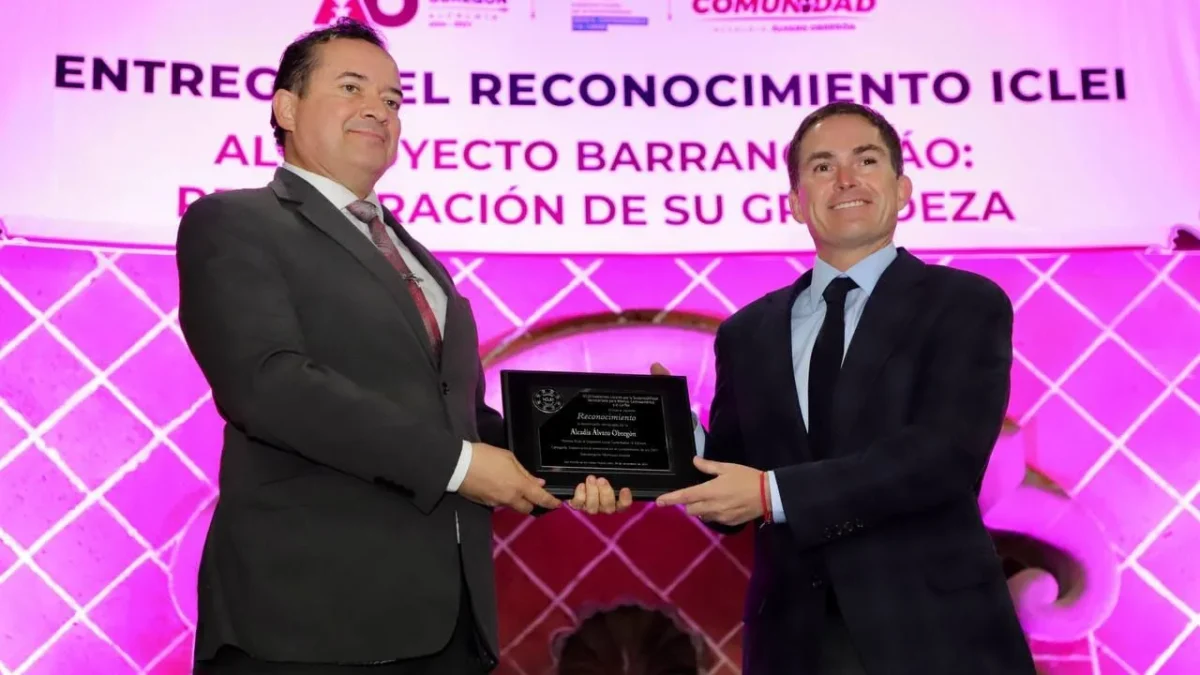 El alcalde de Álvaro Obregón, Javier López Casarín, recibieron este reconocimiento por parte del ICLEI por la restauración de las barrancas.