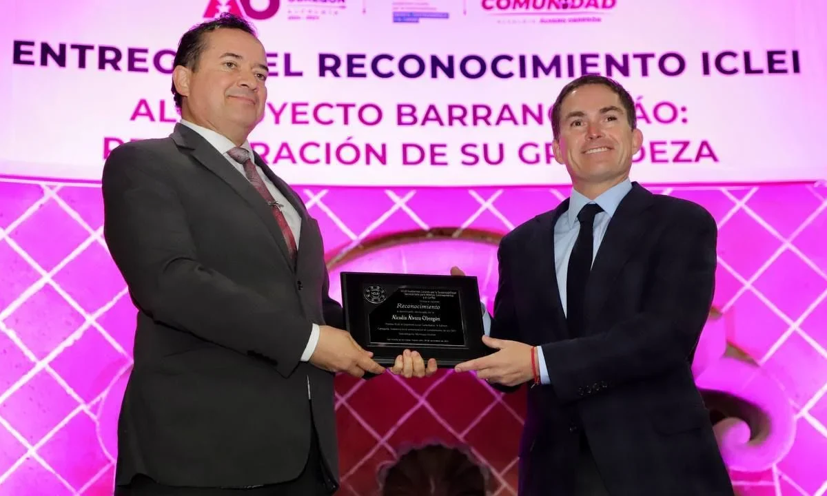 El alcalde de Álvaro Obregón, Javier López Casarín, recibieron este reconocimiento por parte del ICLEI por la restauración de las barrancas.