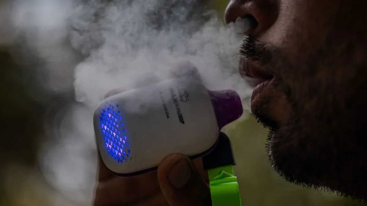 En el Barrio Chino, en la CDMX, vendedores ofrecen vapeadores escondidos entre llaveros y souvenirs a pesar de nueva ley.