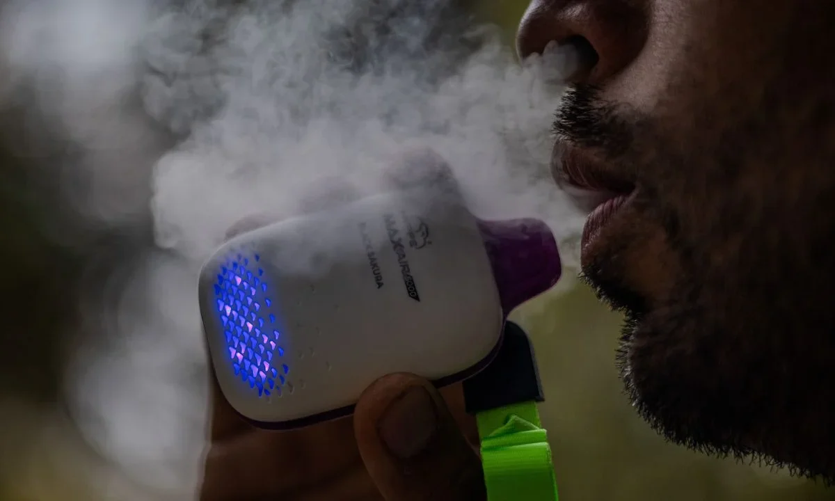 En el Barrio Chino, en la CDMX, vendedores ofrecen vapeadores escondidos entre llaveros y souvenirs a pesar de nueva ley.