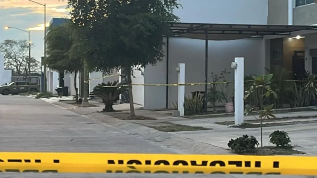 Justo cuando se disponía a ingresar a su casa tras asistir a clases en su preparatoria, un joven murió asesinado a balazos en Culiacán.