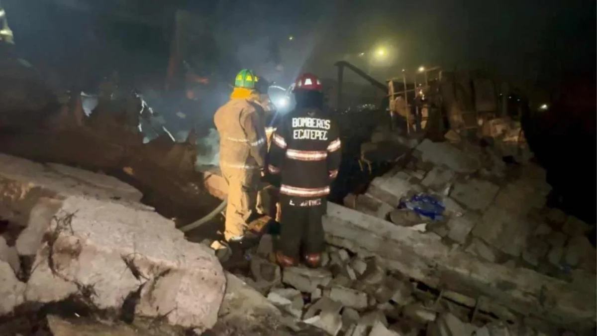 La noche de ayer se registró el incendio de una fábrica clandestina de pinturas y solventes en Ecatepec.