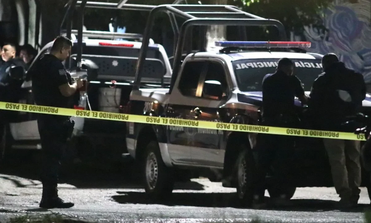 Dos agentes de Investigación Criminal de la Fiscalía General de Morelos fueron atacados a balazos en el municipio de Jiutepec, uno murió.