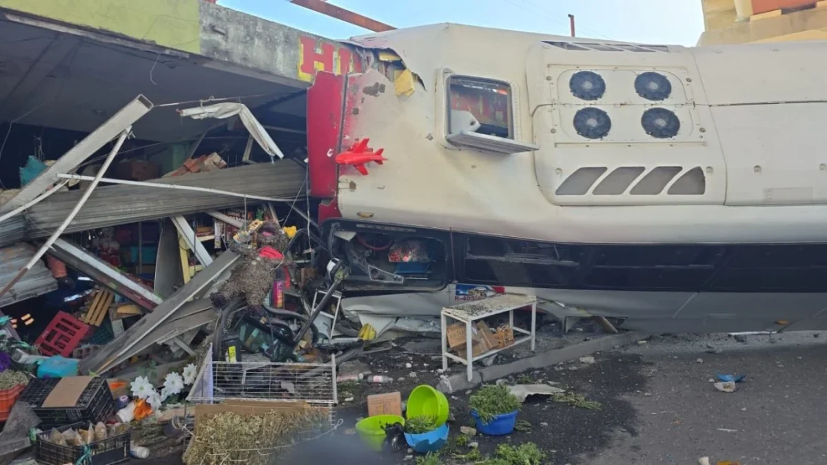 Un autobús impactó contra un mercado en Nuevo León y dejó como saldo dos personas heridas, autoridades investigan el hecho.