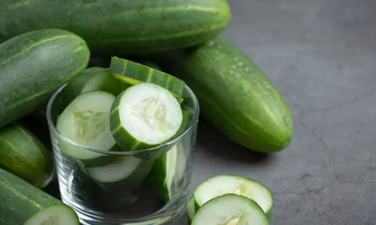 El pepino se ha vuelto un aliado en dietas ligeras tras los excesos de las fiestas decembrinas, por su alto contenido de agua y bajo aporte calórico.