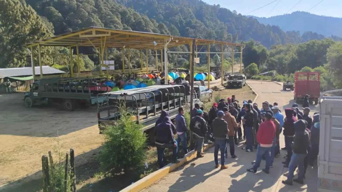 Pobladores de diversas comunidades bloquean paso al Ejército para que no destruyan cultivos de amapola en Guerrero.