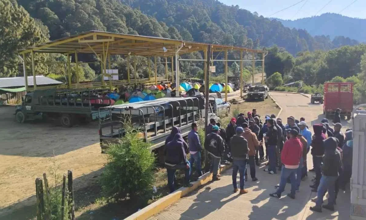 Pobladores de diversas comunidades bloquean paso al Ejército para que no destruyan cultivos de amapola en Guerrero.