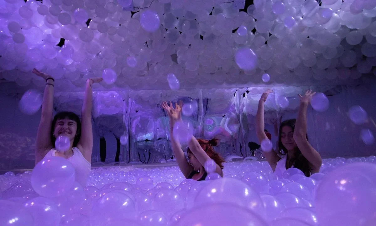 Blow Up Experience ofrece un recorrido con salas interactivas en la CDMX, donde el juego y el movimiento invitan a reconectar con emociones positivas.