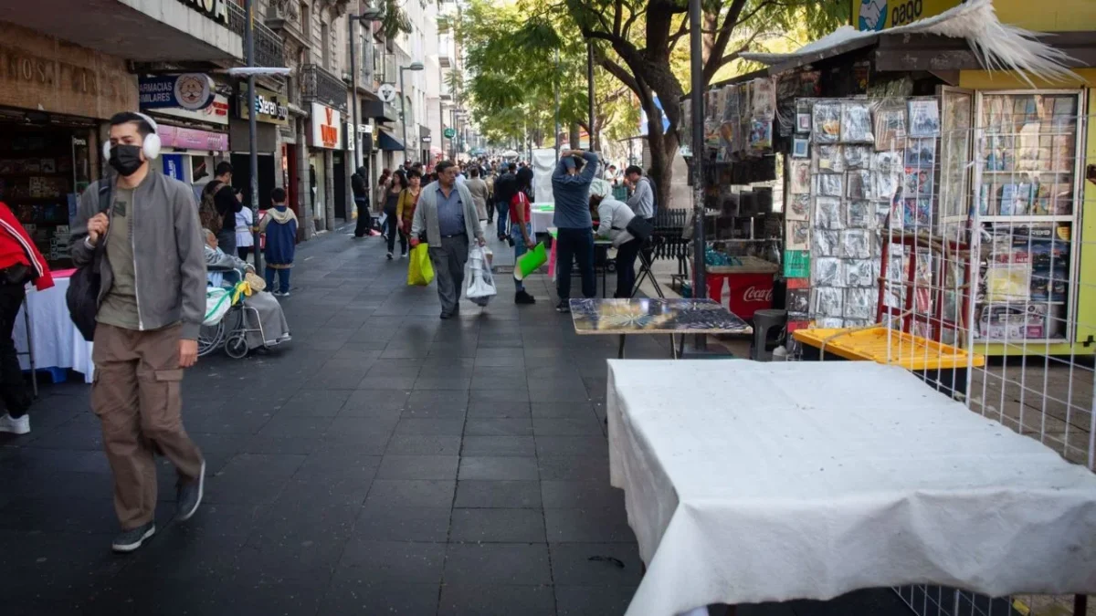 En su primera fase, el plan de reordenamiento del Centro Histórico contempla el retiro de más de 4 mil 500 comerciantes ambulantes: Brugada.