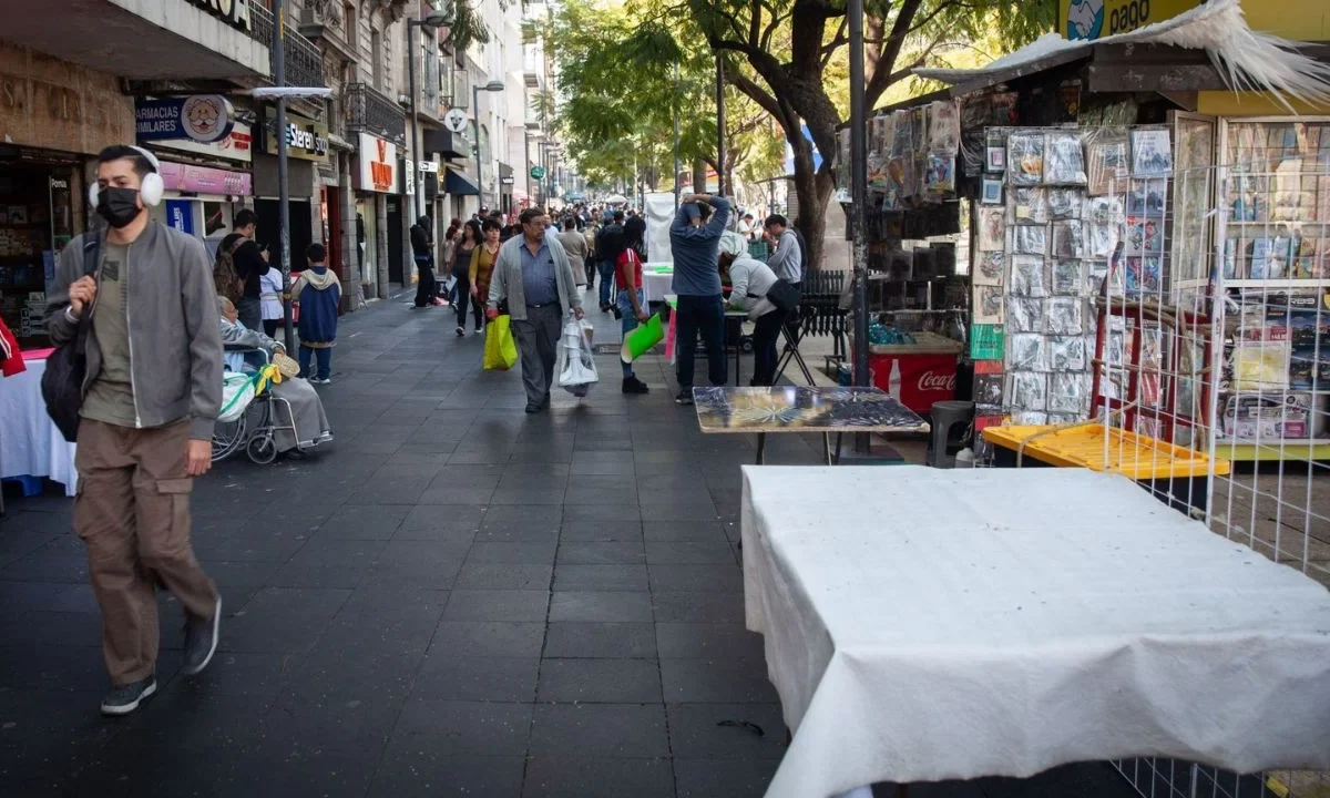 En su primera fase, el plan de reordenamiento del Centro Histórico contempla el retiro de más de 4 mil 500 comerciantes ambulantes: Brugada.