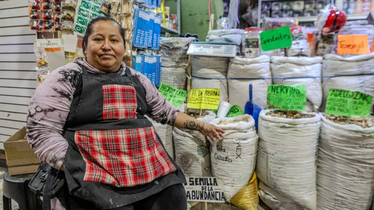 En el pasillo 8 del Mercado de Sonora, trabaja una mujer que se autodenomina bruja blanca y hace infusiones y rituales para el mal de ojo.