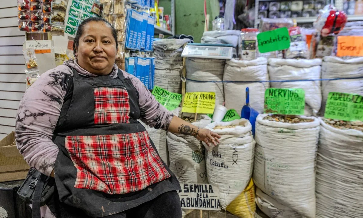 En el pasillo 8 del Mercado de Sonora, trabaja una mujer que se autodenomina bruja blanca y hace infusiones y rituales para el mal de ojo.