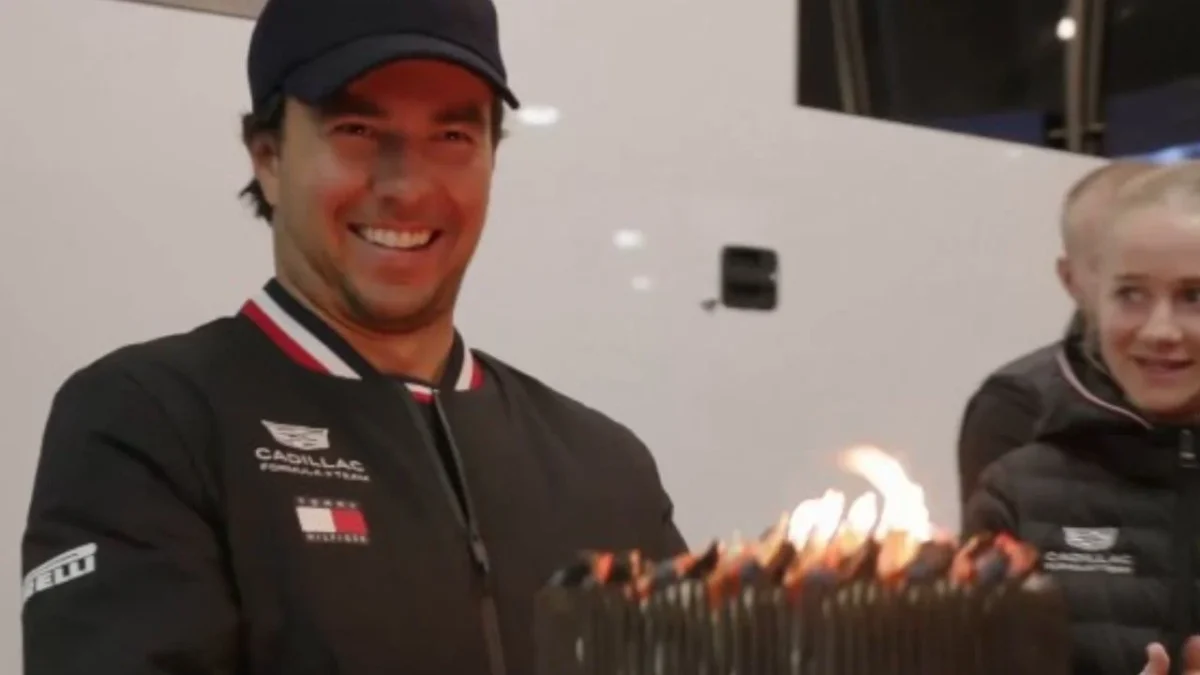 El mexicano Checo Pérez celebró su cumpleaños 36 en el circuito de Cataluña, donde probó el auto con el que debutará Cadillac en la F1.