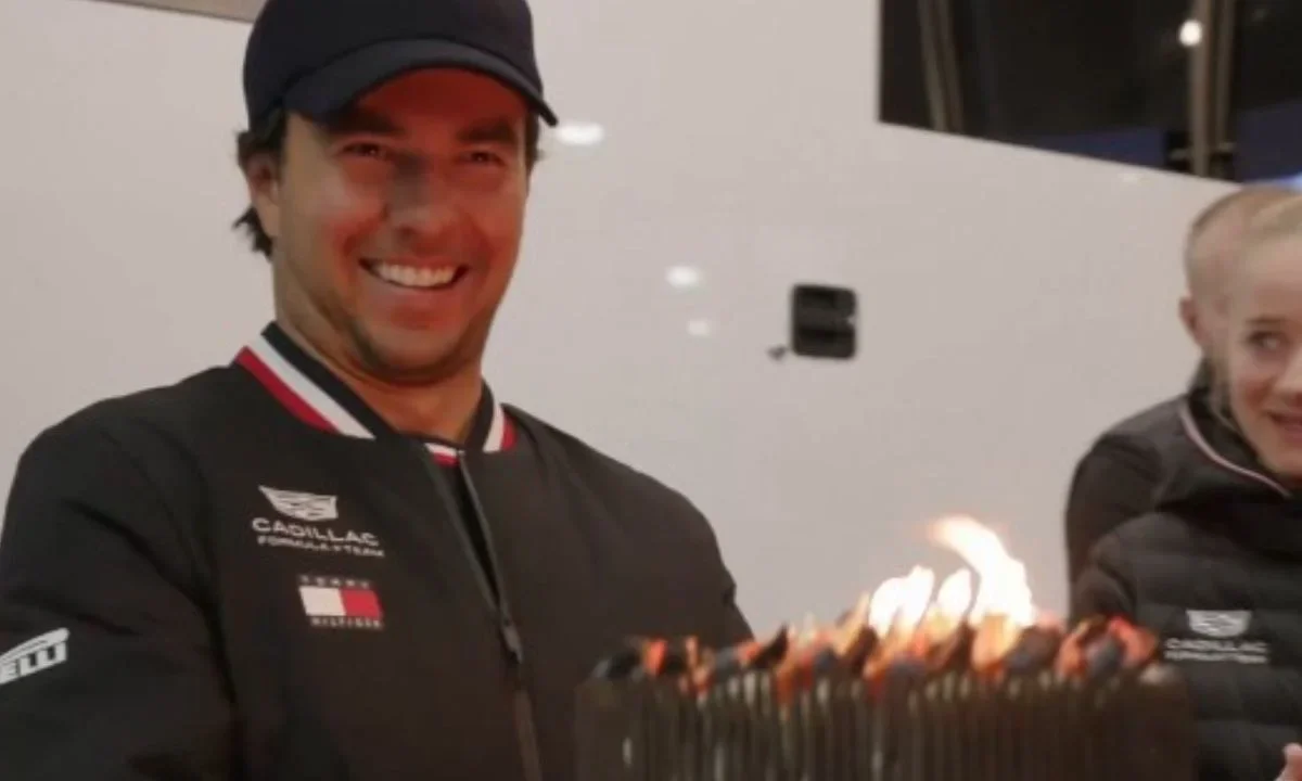 El mexicano Checo Pérez celebró su cumpleaños 36 en el circuito de Cataluña, donde probó el auto con el que debutará Cadillac en la F1.