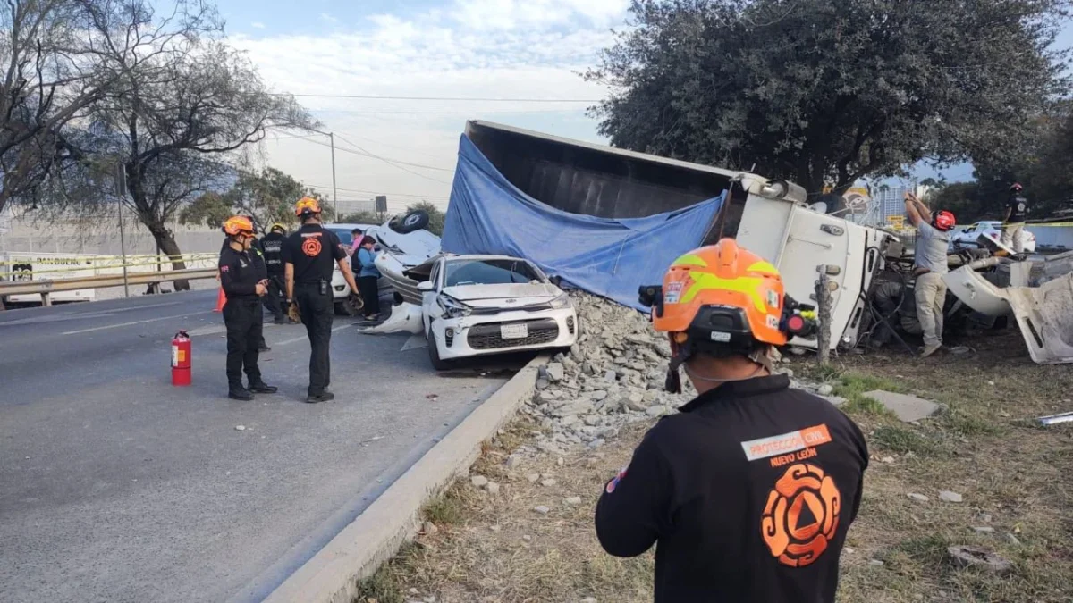 El conductor del camión se dio a la fuga, mientras que el chofer de la carroza fúnebre, identificado como Julio, resultó con politraumatismo.