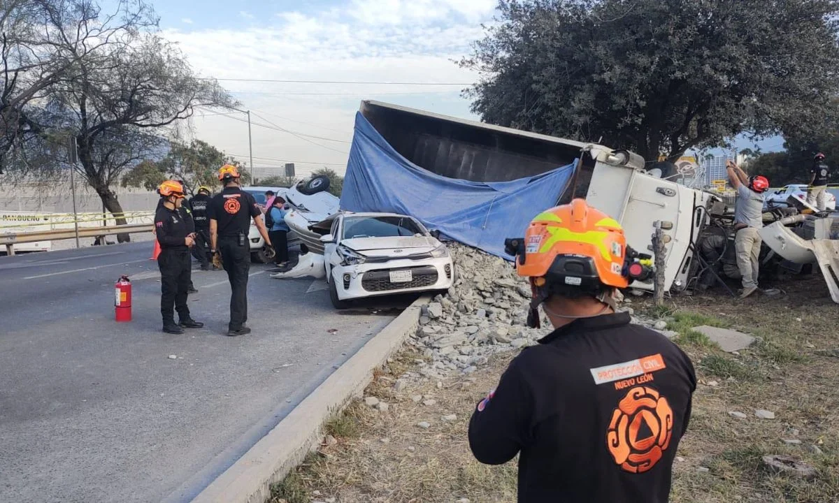 El conductor del camión se dio a la fuga, mientras que el chofer de la carroza fúnebre, identificado como Julio, resultó con politraumatismo.