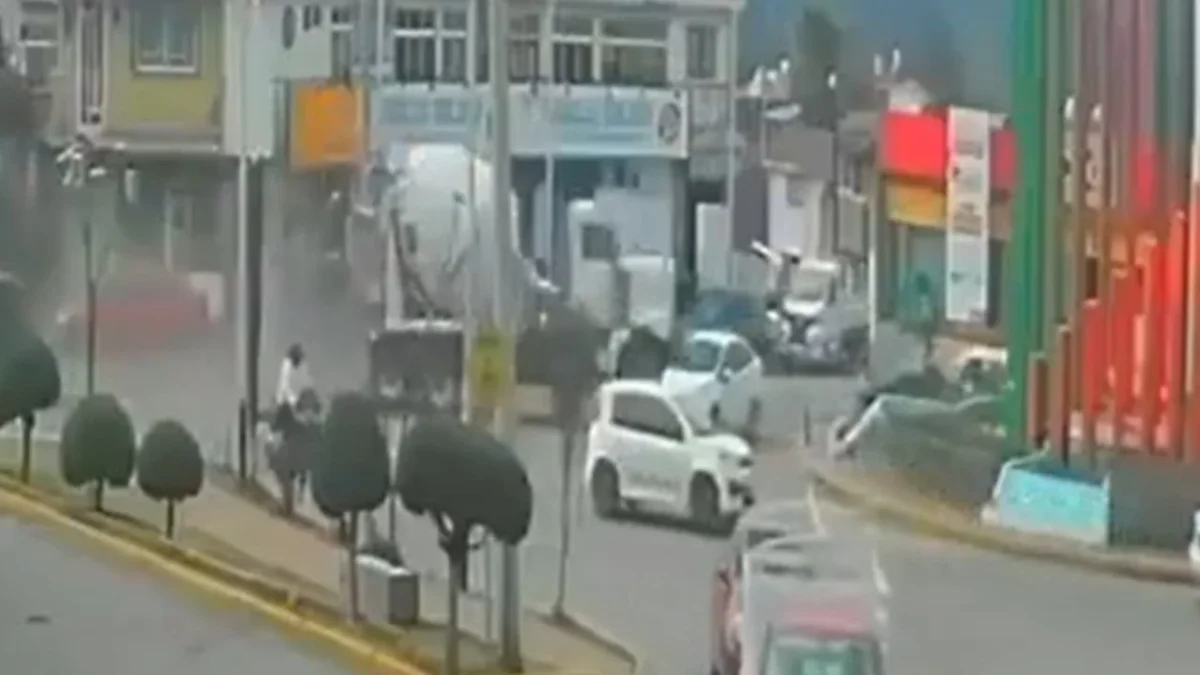 Un cámara de videovigilancia captó el momento en el que la revolvedora impacta al taxi, en Almoloya de Juárez.