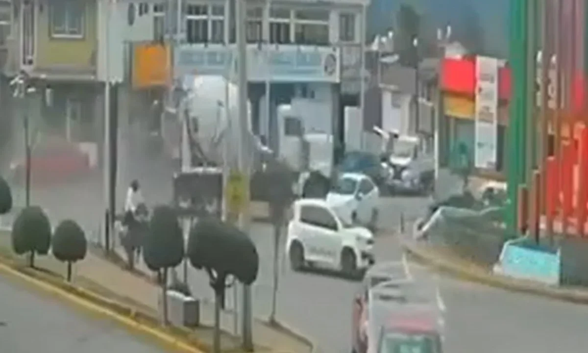 Un cámara de videovigilancia captó el momento en el que la revolvedora impacta al taxi, en Almoloya de Juárez.