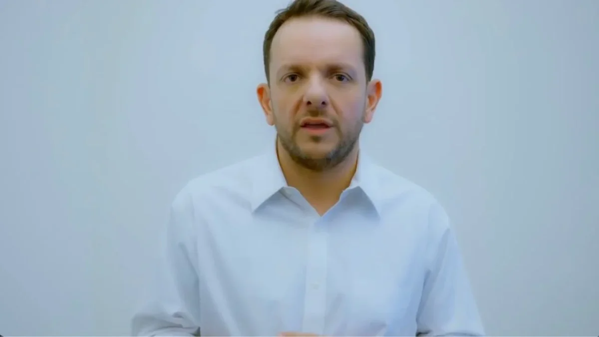 Carlos Torres reapareció en un video en redes sociales, afirmó que es 'una persona común' y que se han hecho 'acusaciones graves' en su contra.