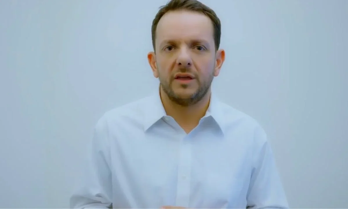Carlos Torres reapareció en un video en redes sociales, afirmó que es 'una persona común' y que se han hecho 'acusaciones graves' en su contra.