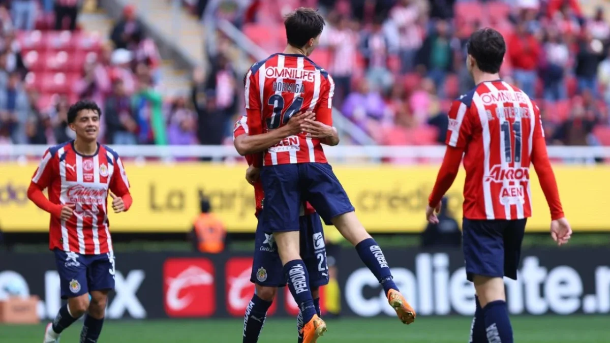 Chivas se encuentran en la cima de la tabla con 9 puntos de nueve posibles y Querétaro en el lugar 15 con solo 1 punto y dos derrotas.