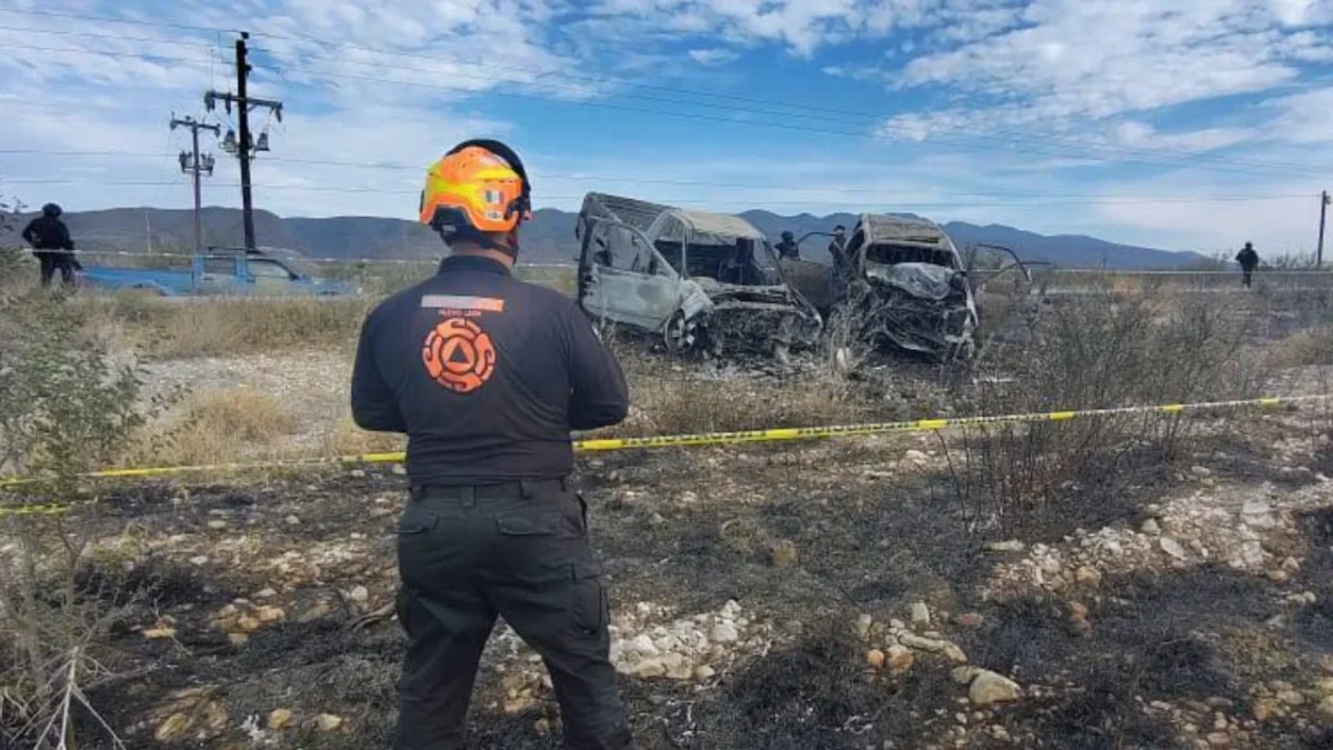 Protección Civil de Nuevo León localizó dos camionetas siniestradas tras un choque frontal y en su interior dos personas sin vida. 