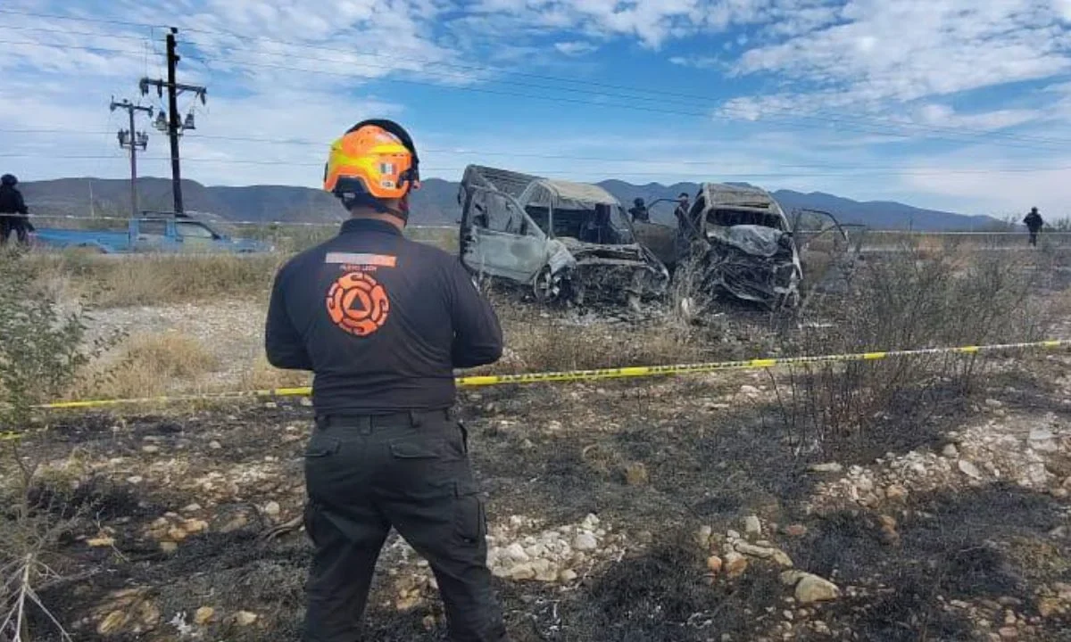 Protección Civil de Nuevo León localizó dos camionetas siniestradas tras un choque frontal y en su interior dos personas sin vida. 